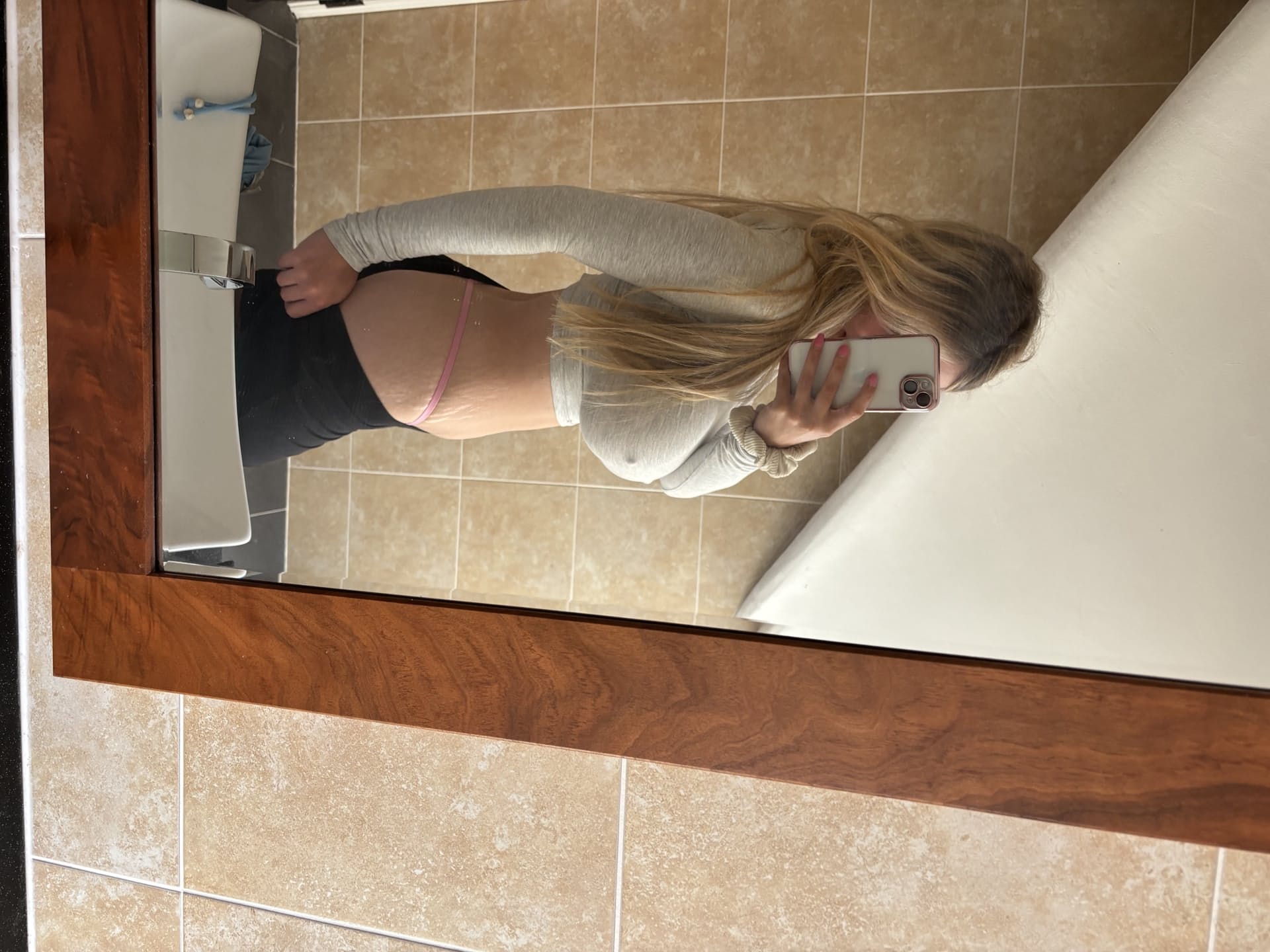 热辣的 OnlyFans 凸轮宝贝 Brooke Mills 在性感合辑中炫耀她的大奶子