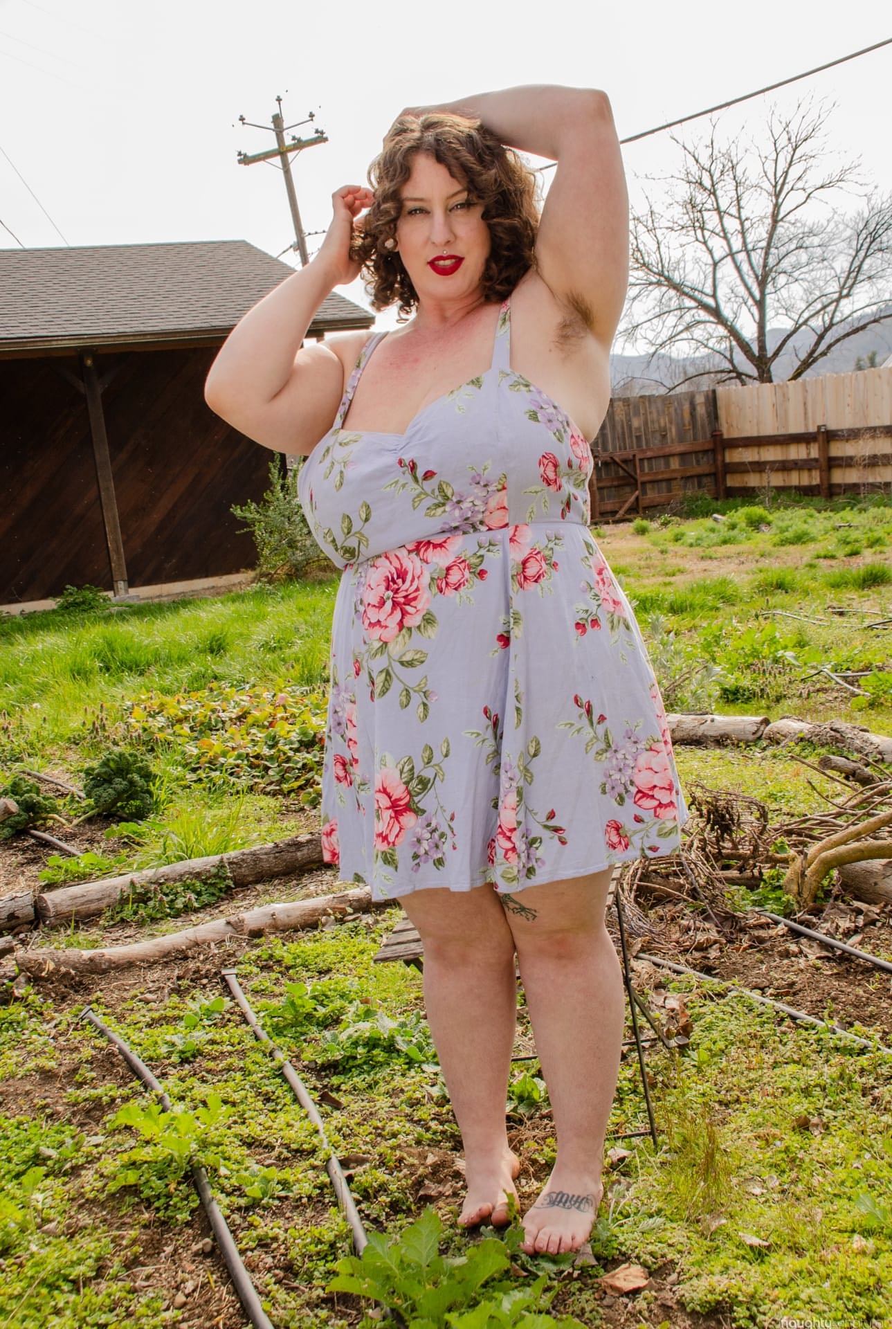 华丽的 BBW Delilah Brooke 在户外全裸展示她毛茸茸的阴部