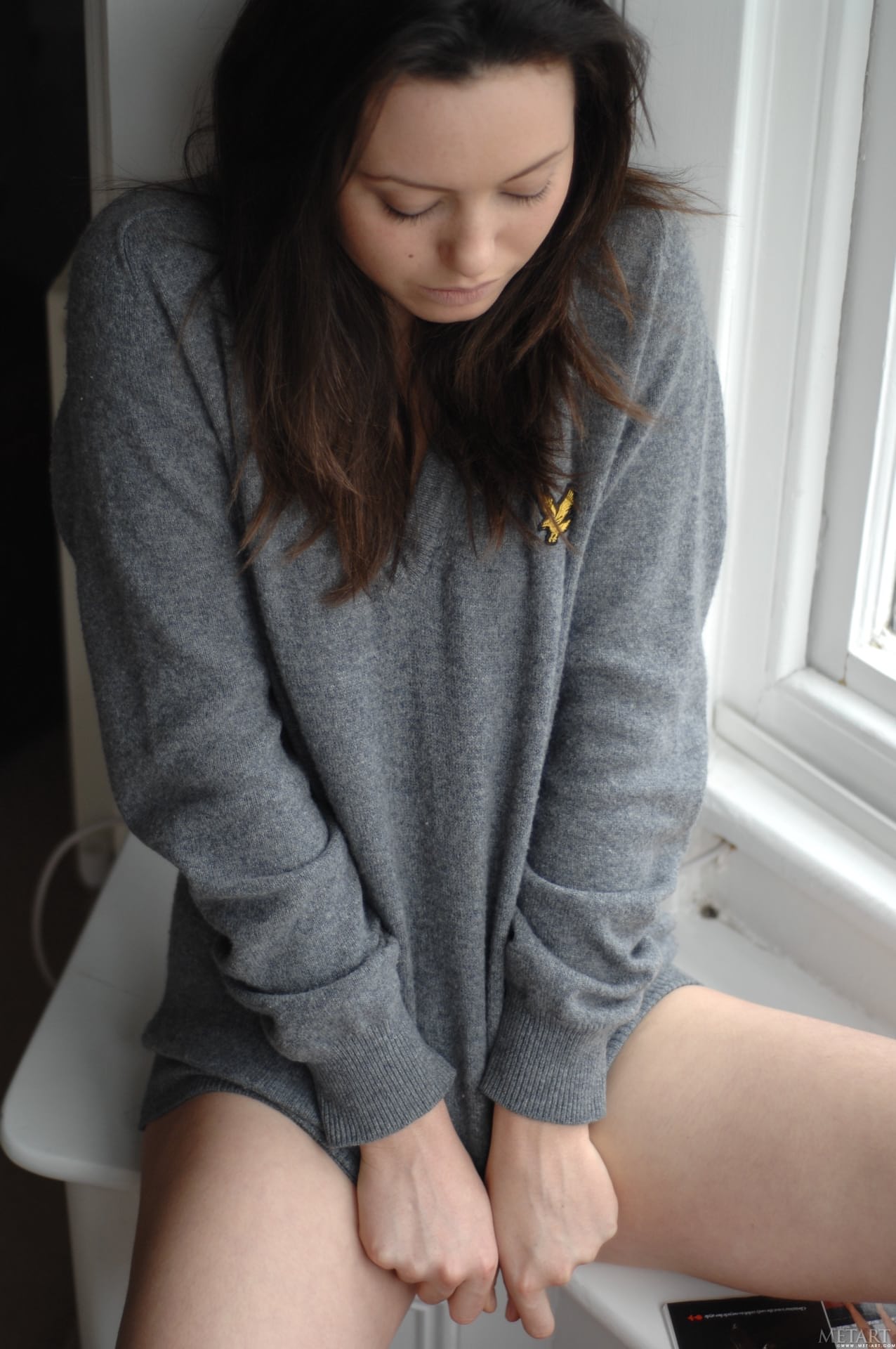 性感的黑发女郎布里奥妮-W脱下白色内衣，炫耀她那令人敬畏的毛丛