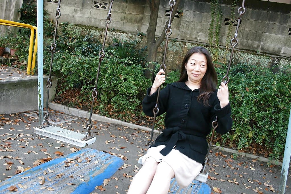 亚洲性感熟女 Yoshiko Makihara 的室外搔首弄姿场景