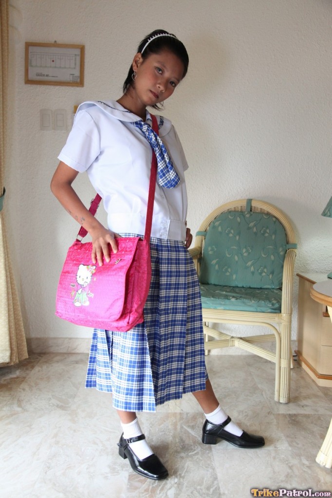 娇小的菲律宾女学生莎莉穿着校服，闪现内裤和少女阴部