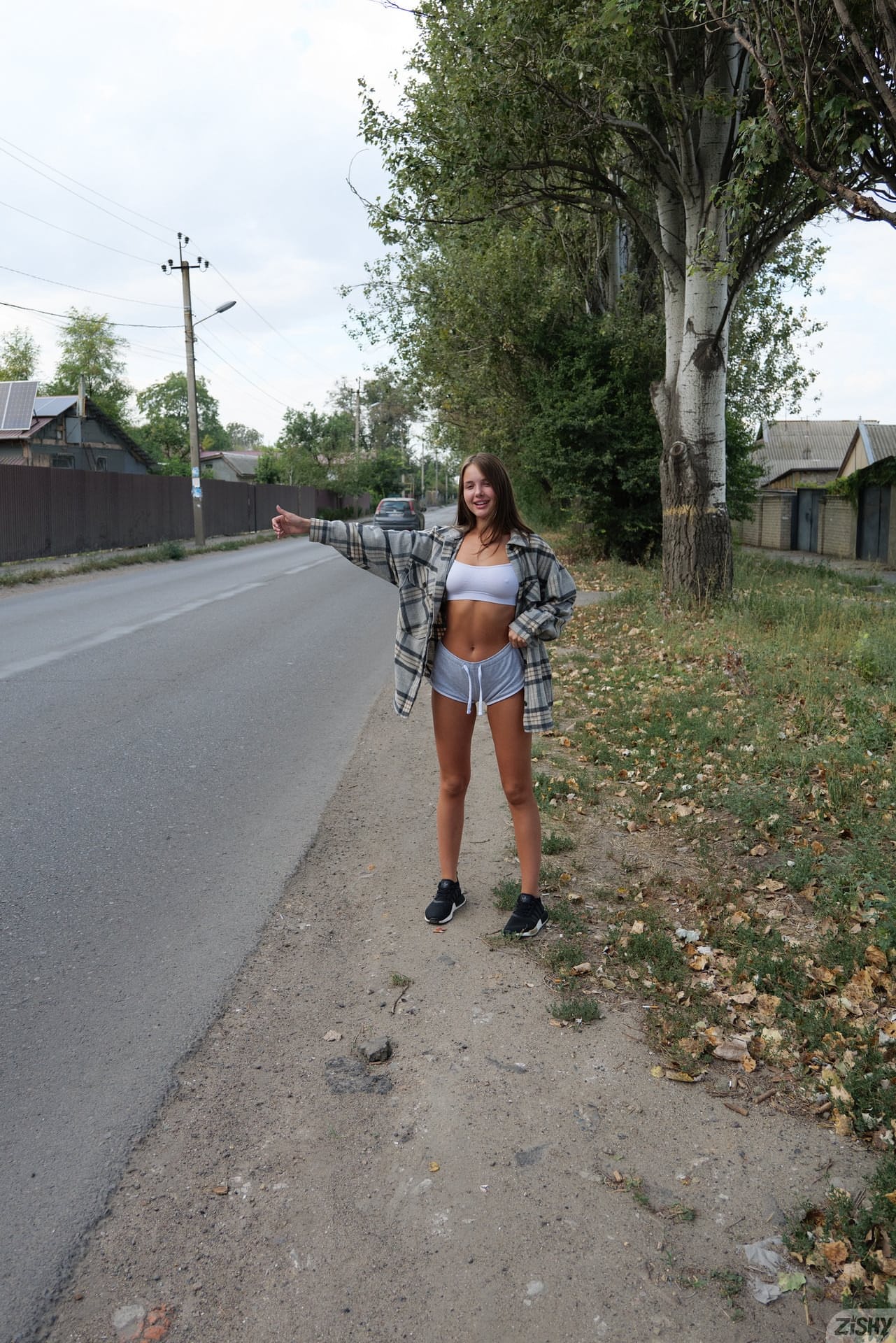 美丽的业余选手 Olya Derkach 在户外展示她火辣的美腿和完美的臀部