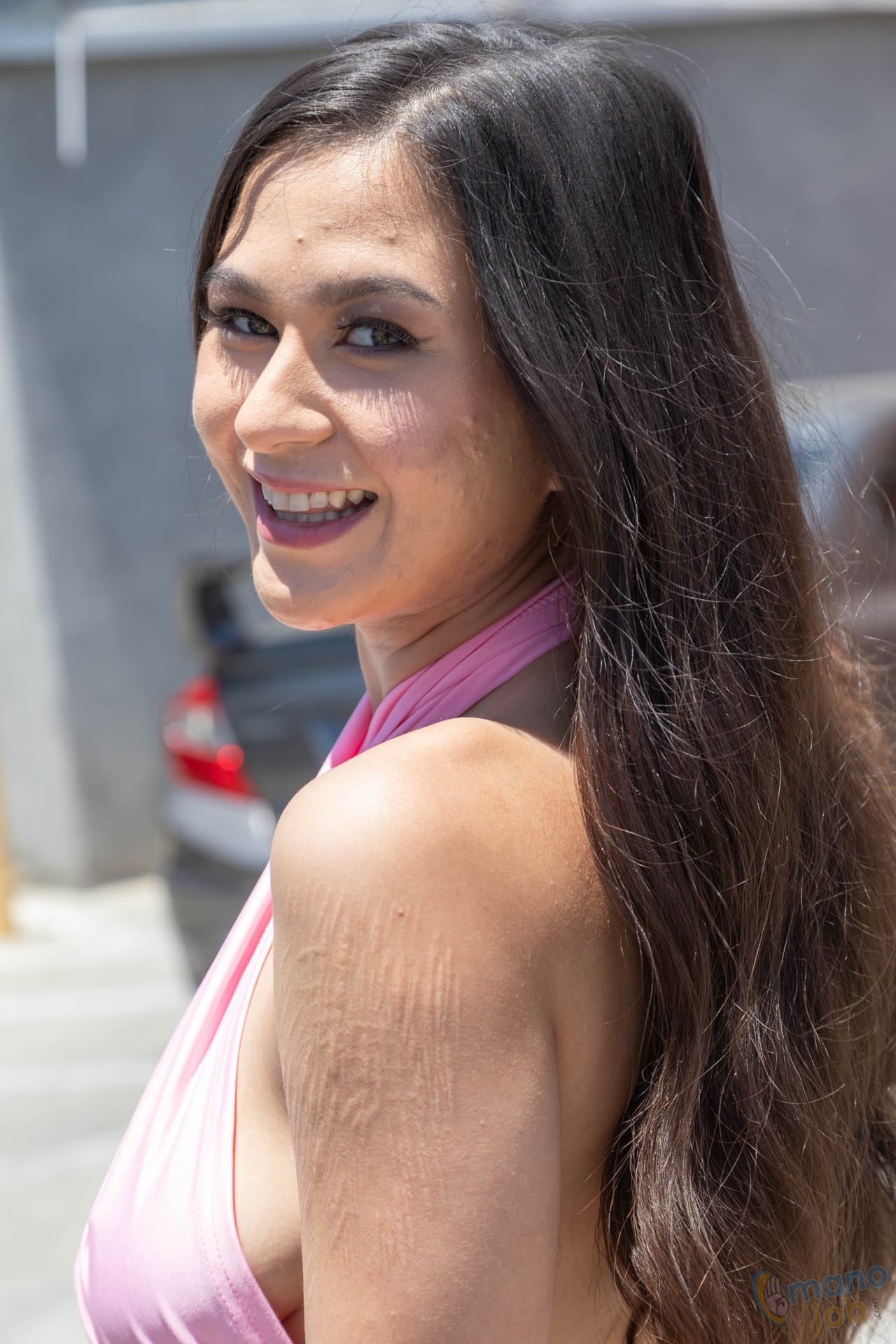 黑发纹身女郎 Jasmine Wilde 在店内 