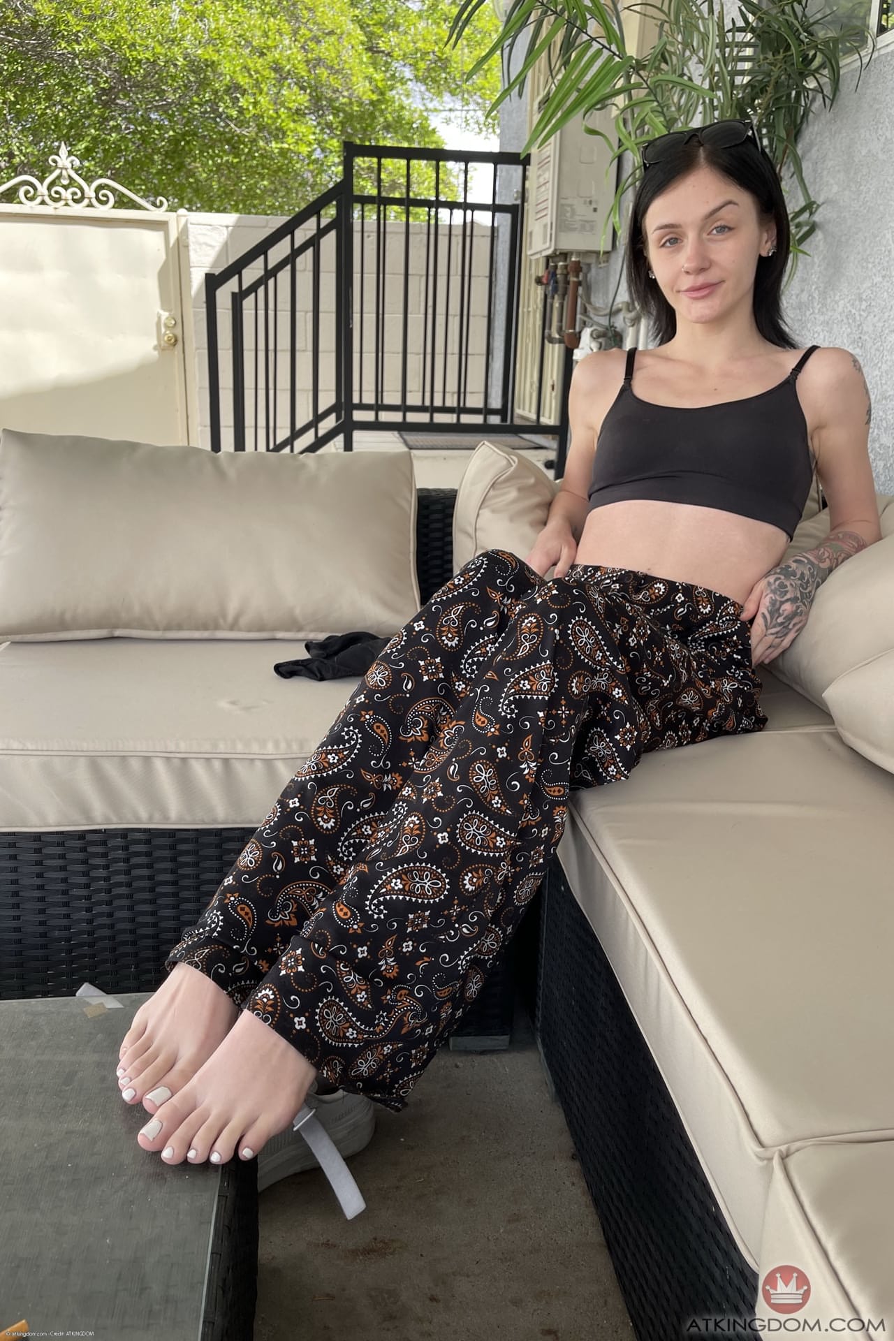 甜美少女业余爱好者罗莎琳-斯芬克斯近距离展示她的双脚和火热的小穴