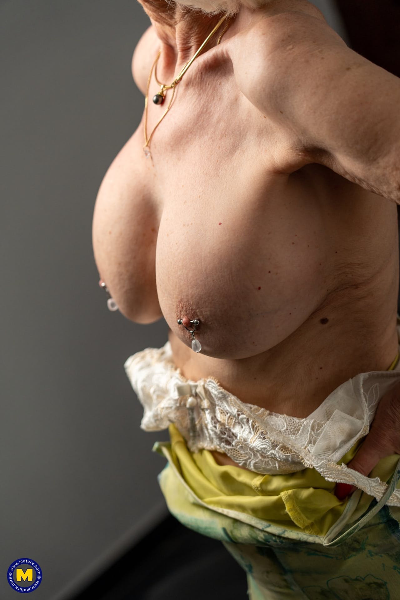 华丽女士伊娃-德拉吉（Eva Delage）抓着自己的屁股和带穿孔乳头的大奶子