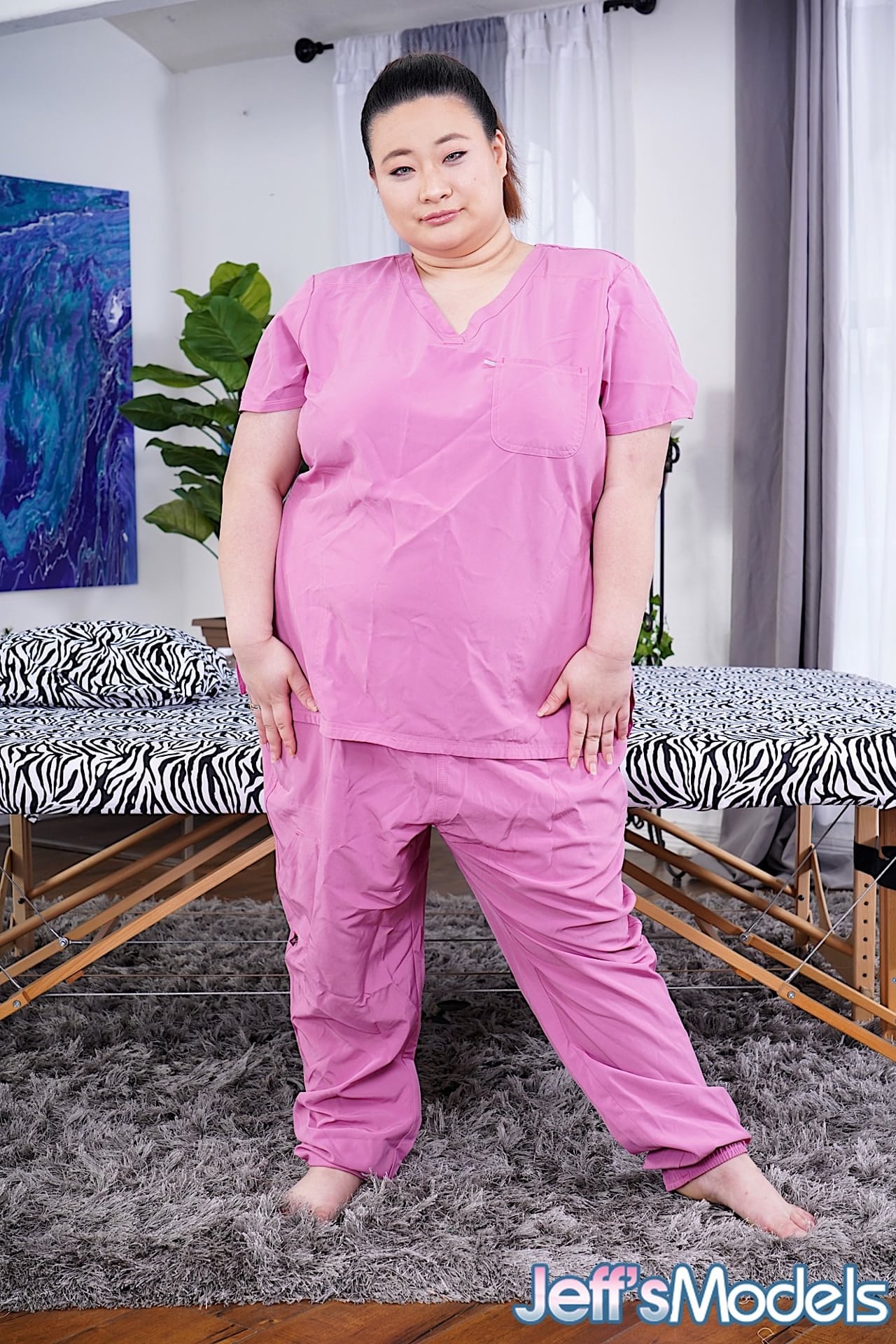 亚洲丰满美女Kai从粉色医用工作服中解放出她下垂的巨乳和丰臀