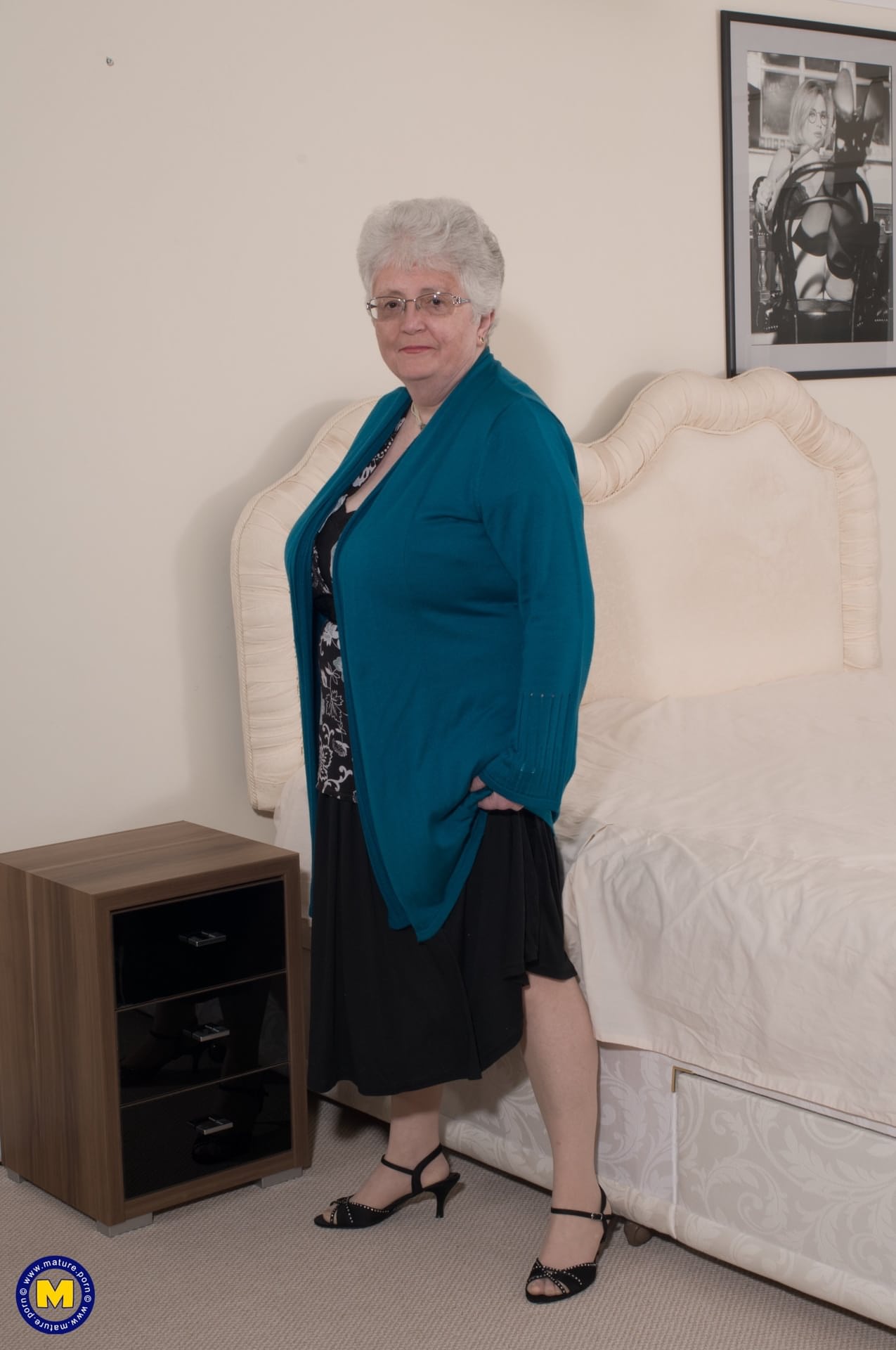 淫荡奶奶 Caroline V 在床上抚摸她的大乳房和玩弄她的肥逼