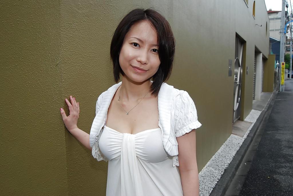 淫荡的亚洲 MILF 脱掉衣服，尽情玩弄阴部