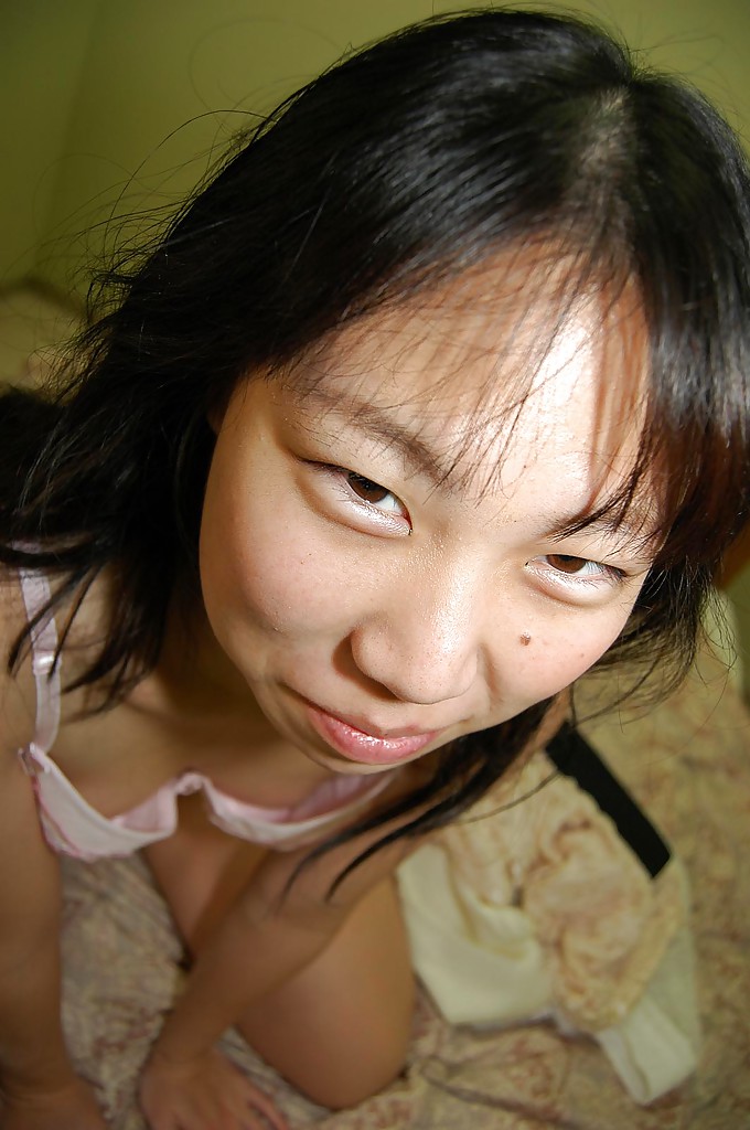 可爱的黑发母狗 Noriko 正在给毛茸茸的阴户脱衣服
