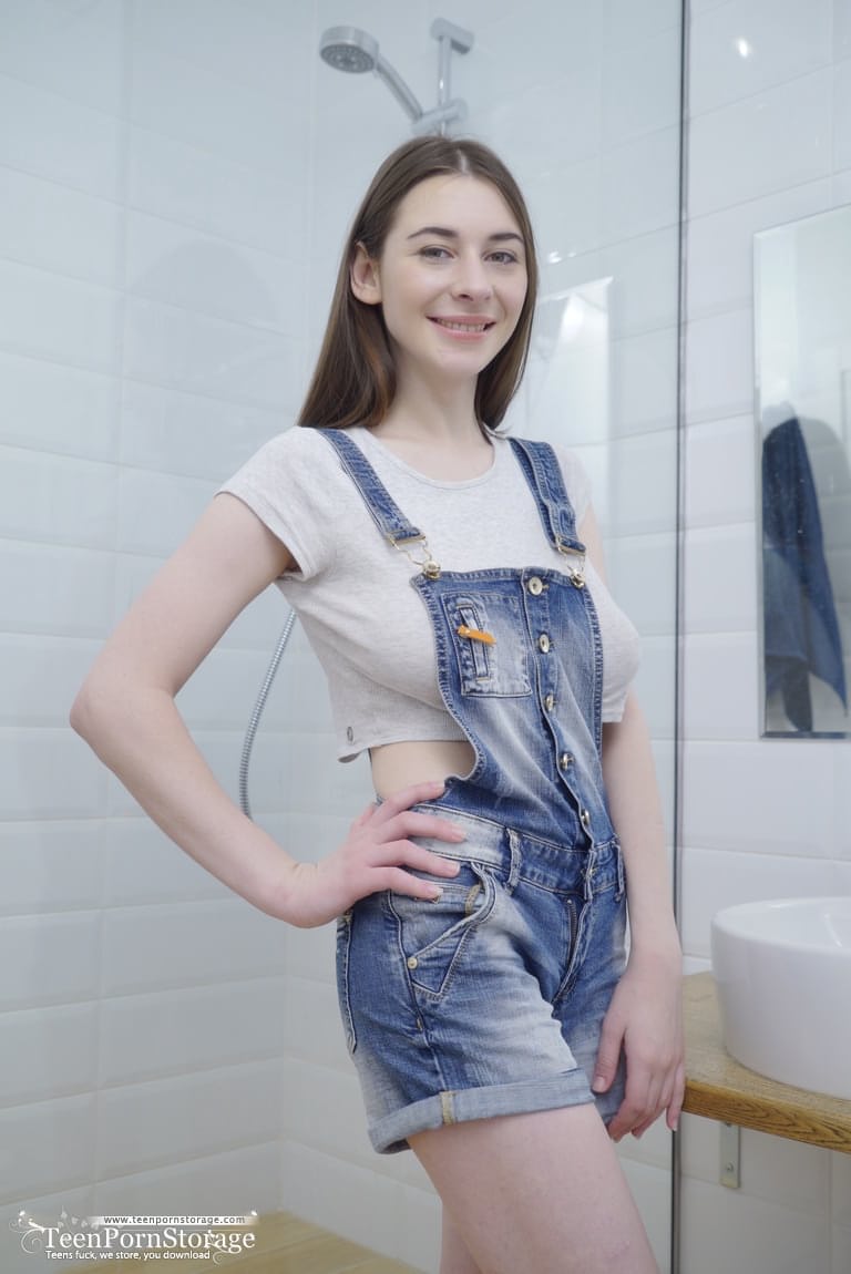 甜美少女克拉里在浴室自慰前释放巨乳