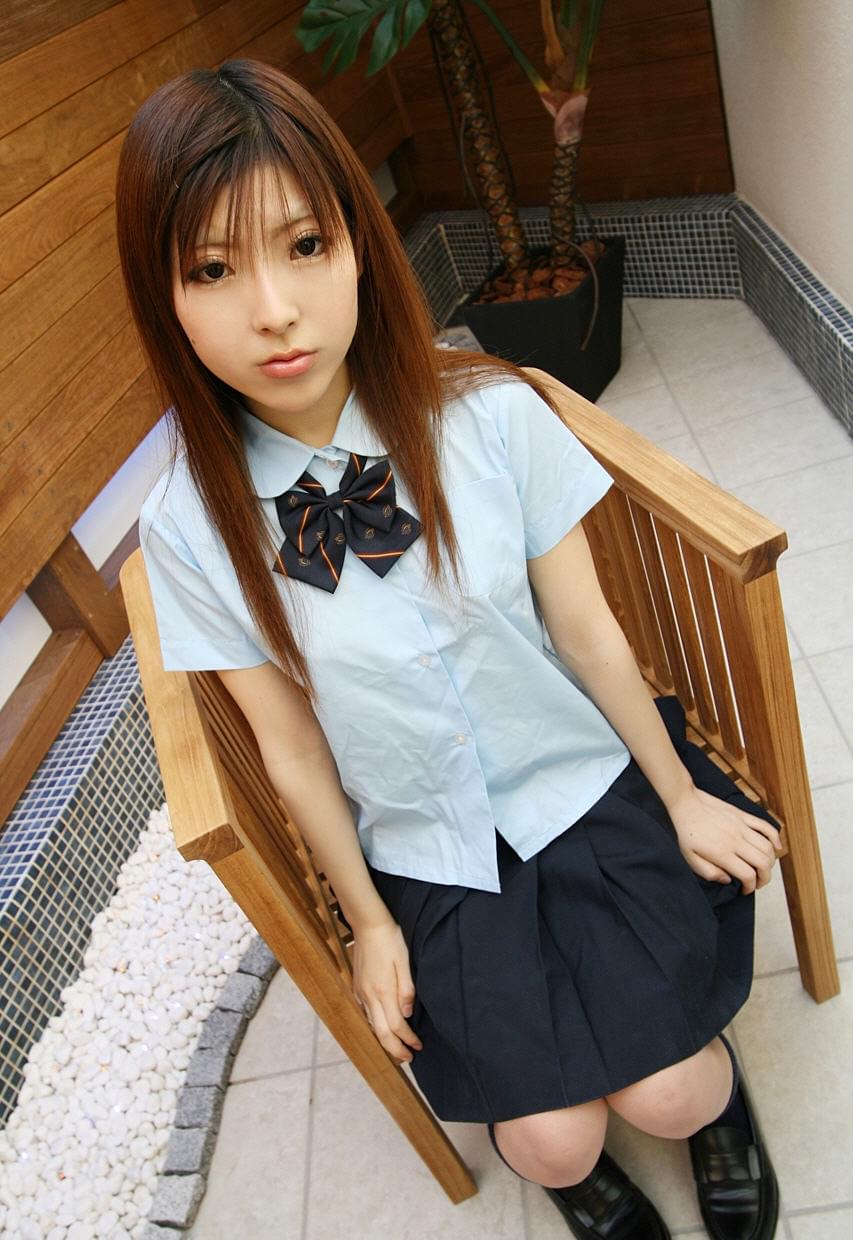 日本少女 Miyo 在单人动作中裸露乳房和内裤
