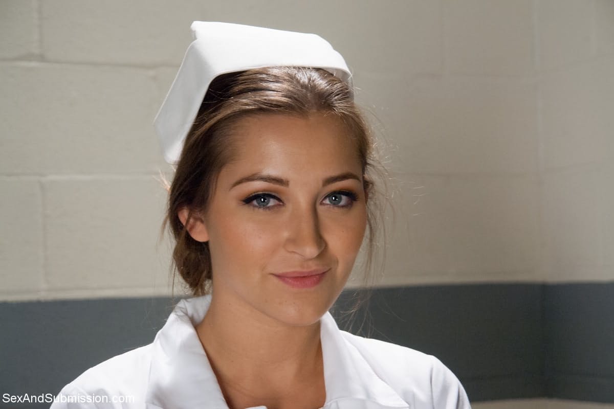 拥有翘臀的华丽护士 Dani Daniels 穿着高跟鞋脱衣摆姿势