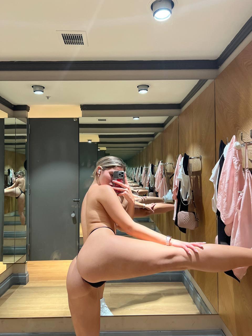 OnlyFans 宝贝儿 All About Diana 独自拍摄自拍照，展现惊人曲线