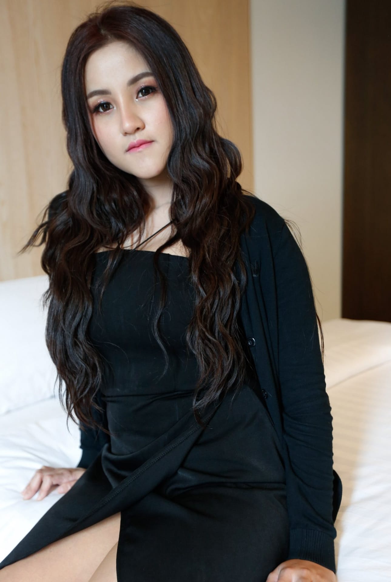 美丽的亚洲女孩 Zin 在为 POV 性爱脱衣时展示她的大奶子