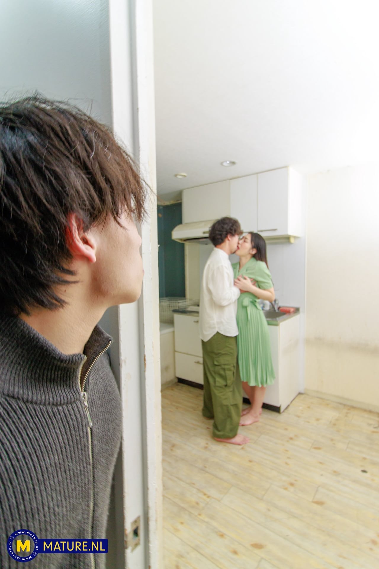日本 MILF 夫妇 Megumi Satuki 与年轻陌生人一起给她的男人戴绿帽子