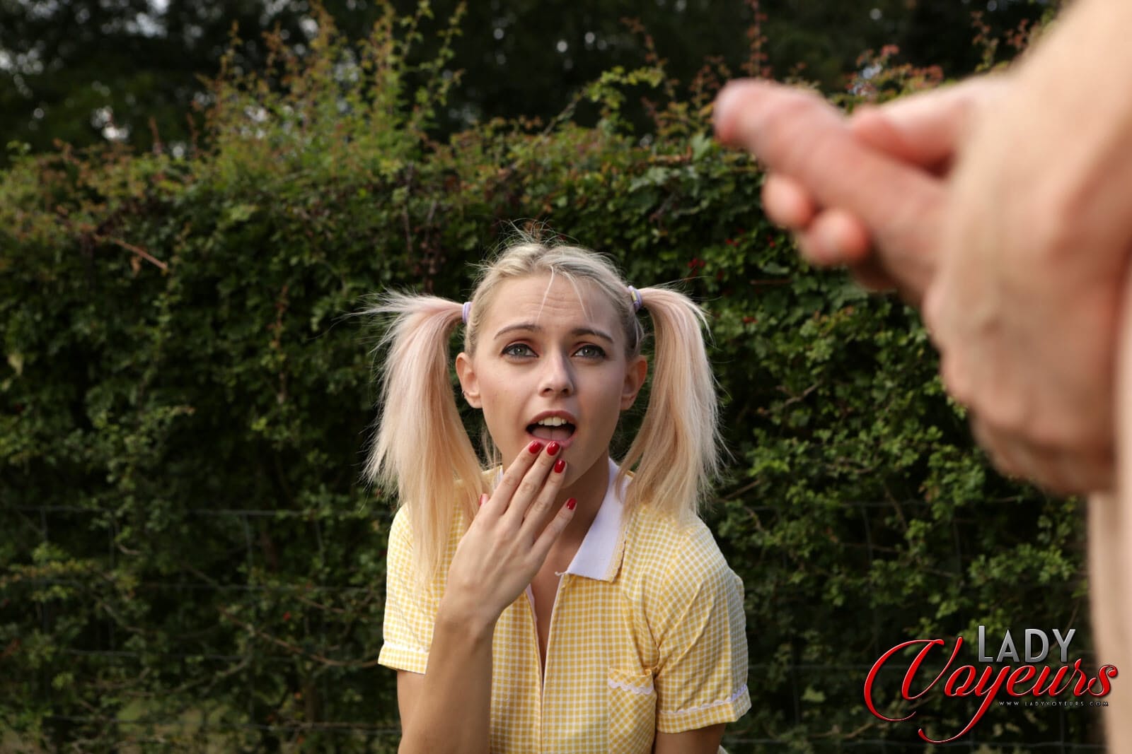 可爱的金发女郎克洛伊-托伊（Chloe Toy）在一名男子手淫时露出内裤