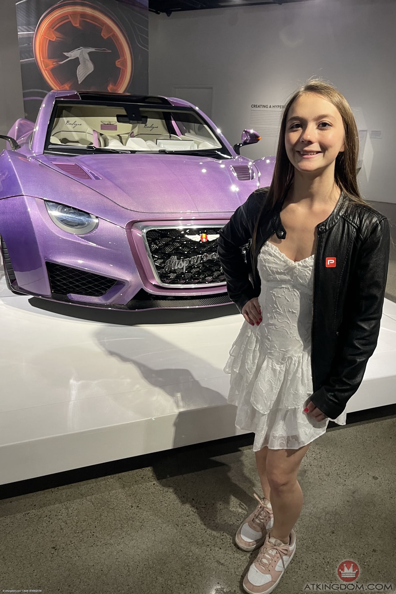 可爱的少女米拉-梦露展示她的翘臀、美味的阴道和甜美的双脚