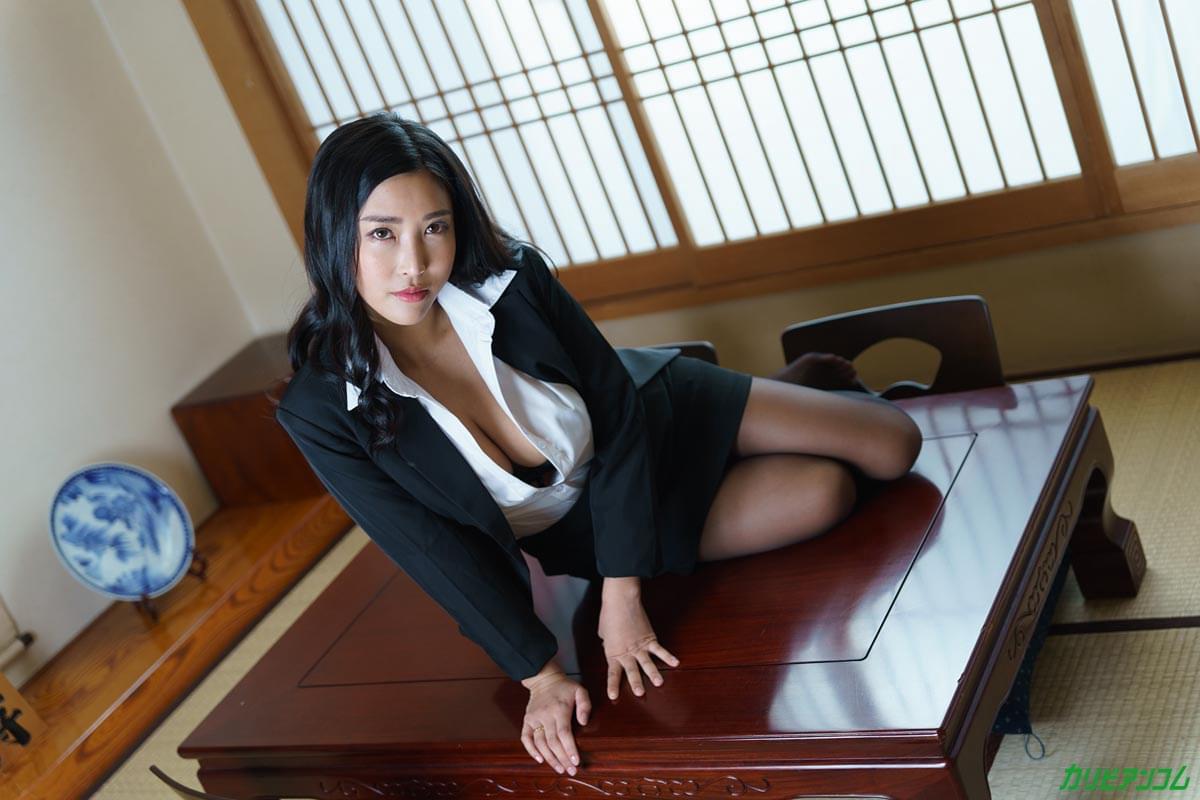 Caribbeancom 主演 Emiri Momota 的裸体图片