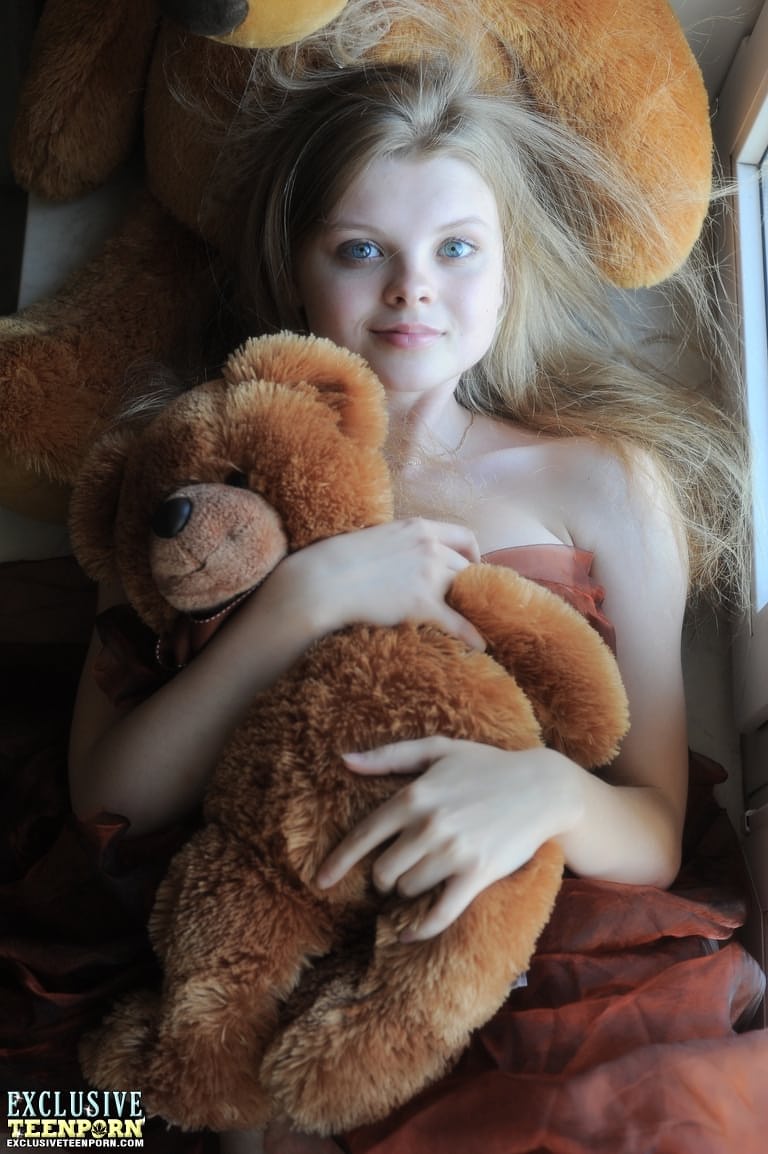 身材娇小的少女 Kisa 抱着泰迪熊摆出诱人的裸体姿势