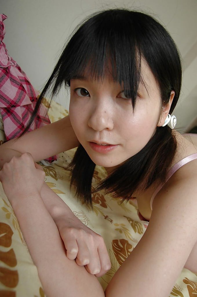 害羞的亚洲少女脱下衣服，近距离展示她的阴沟