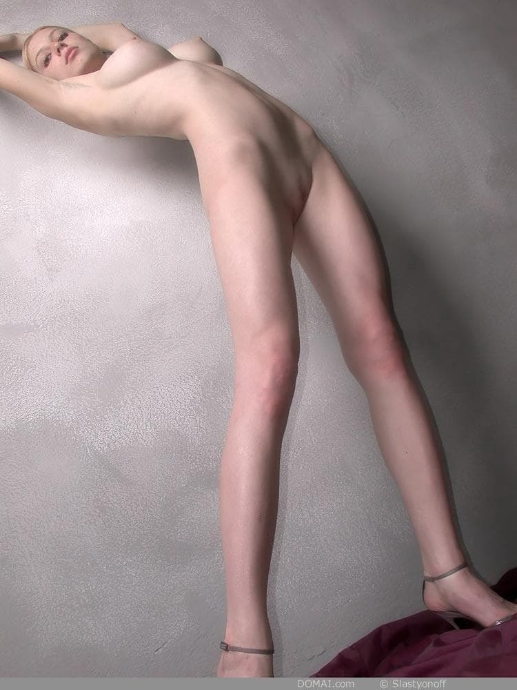 性感业余选手杰米在独唱中用她的大奶子和紧致的阴户挑逗观众