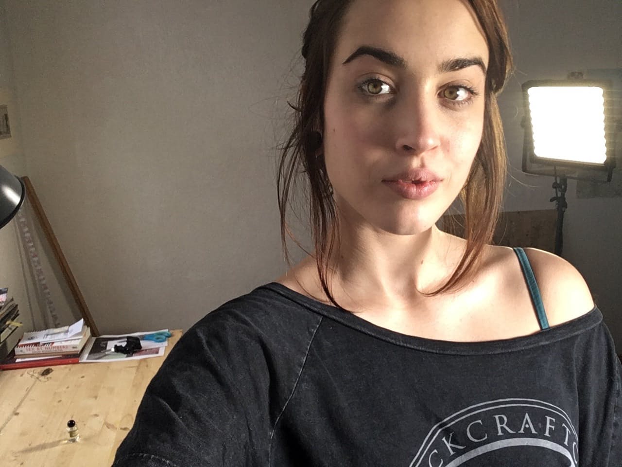 性感的业余爱好者裸体展示她的小乳房和美丽的纹身