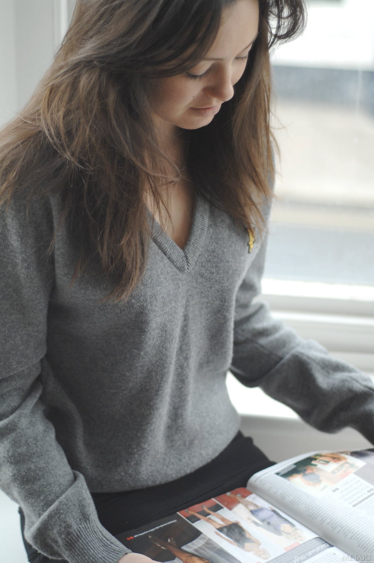 性感的黑发女郎布里奥妮-W脱下白色内衣，炫耀她那令人敬畏的毛丛