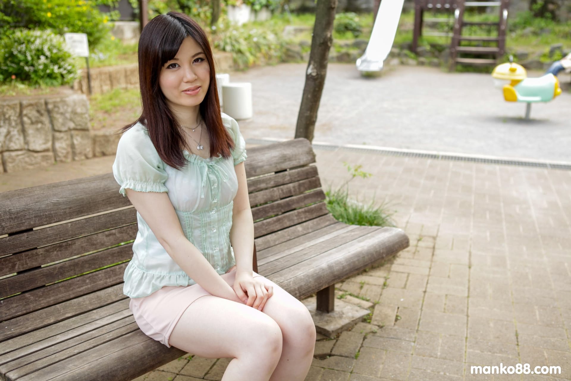 日本新手在面包车里被陌生人剥光衣服并用手指干
