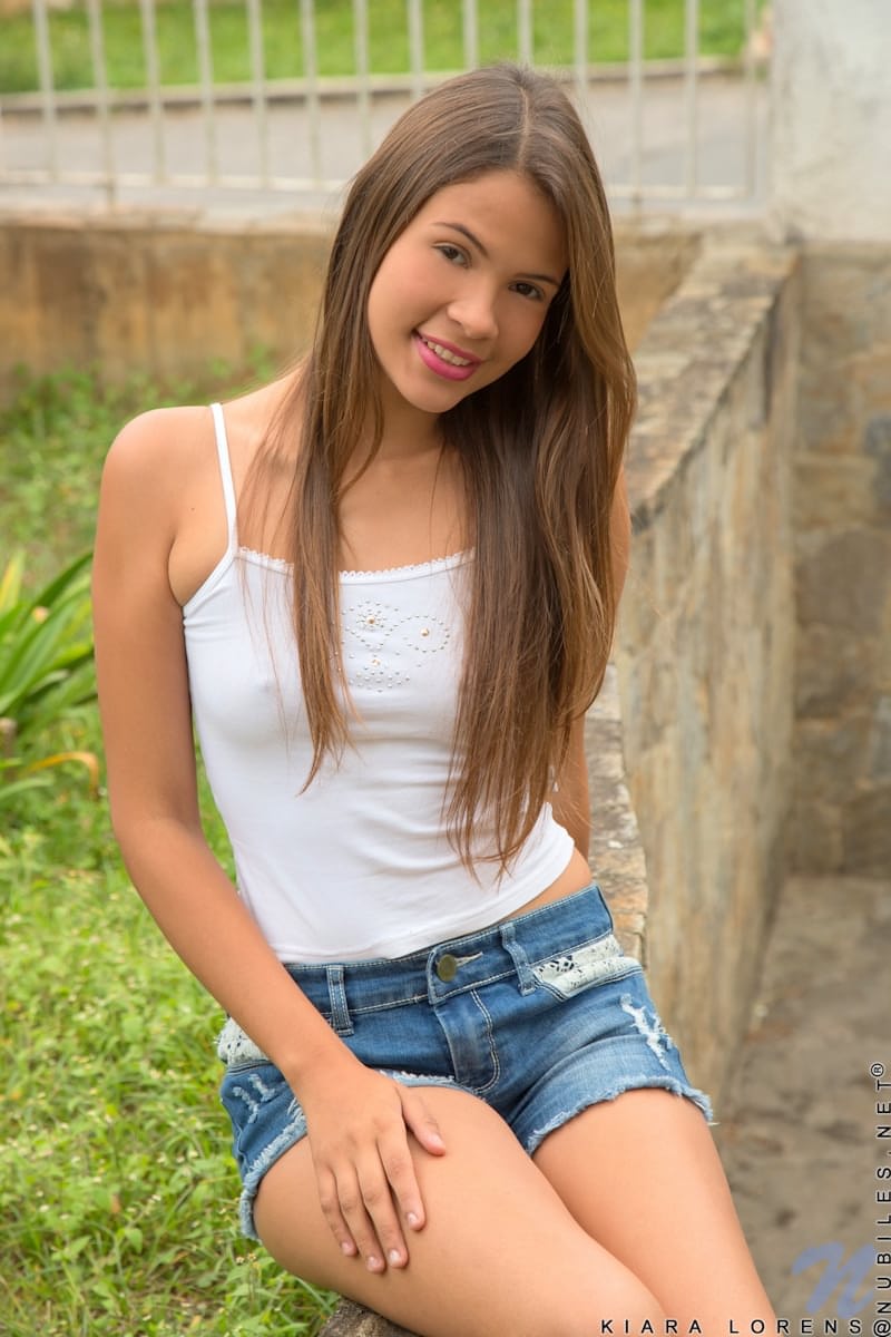 甜美少女 Kiara Lorens 脱下短裤和衬衫，在户外张开阴唇