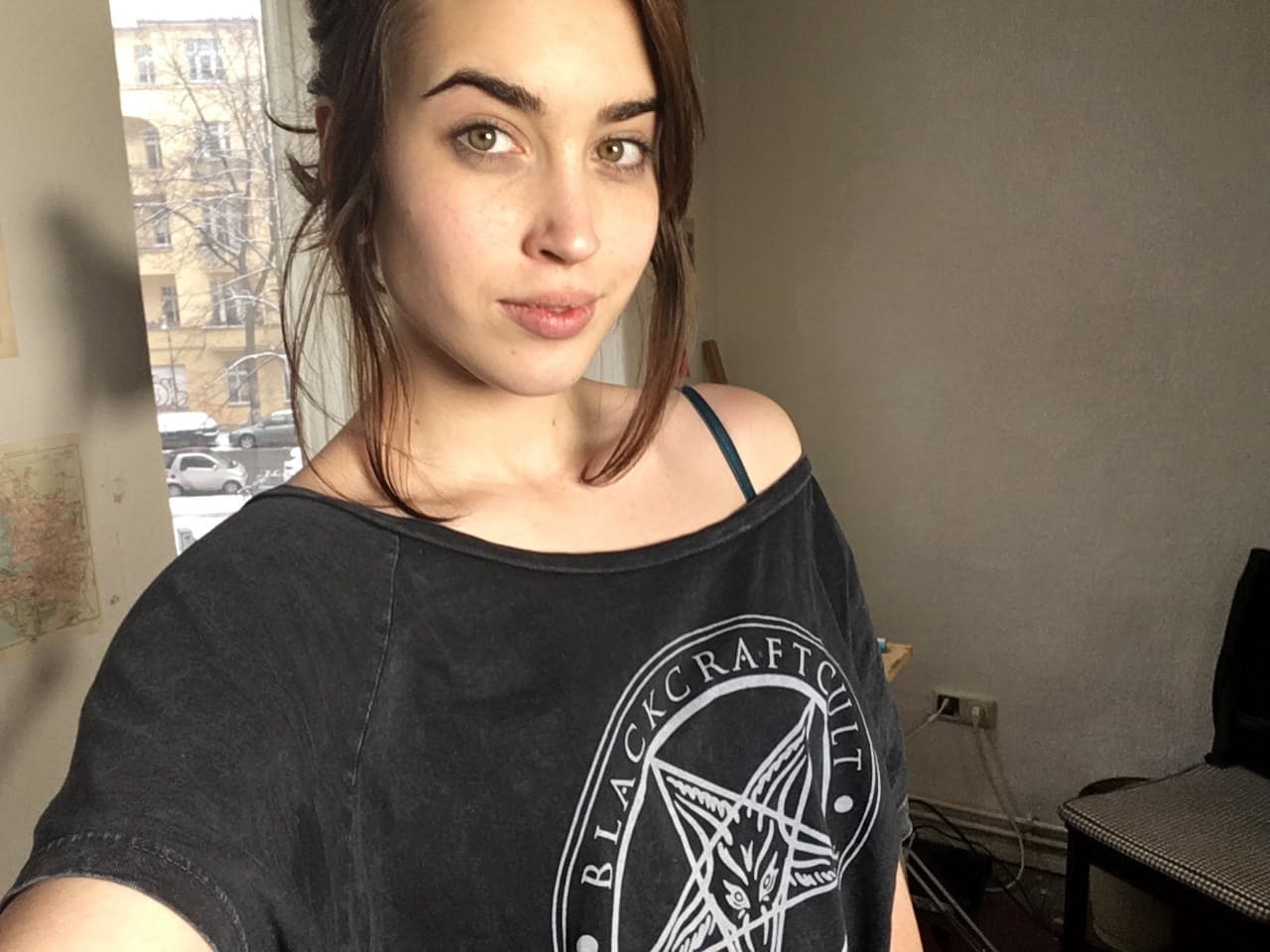 性感的业余爱好者裸体展示她的小乳房和美丽的纹身
