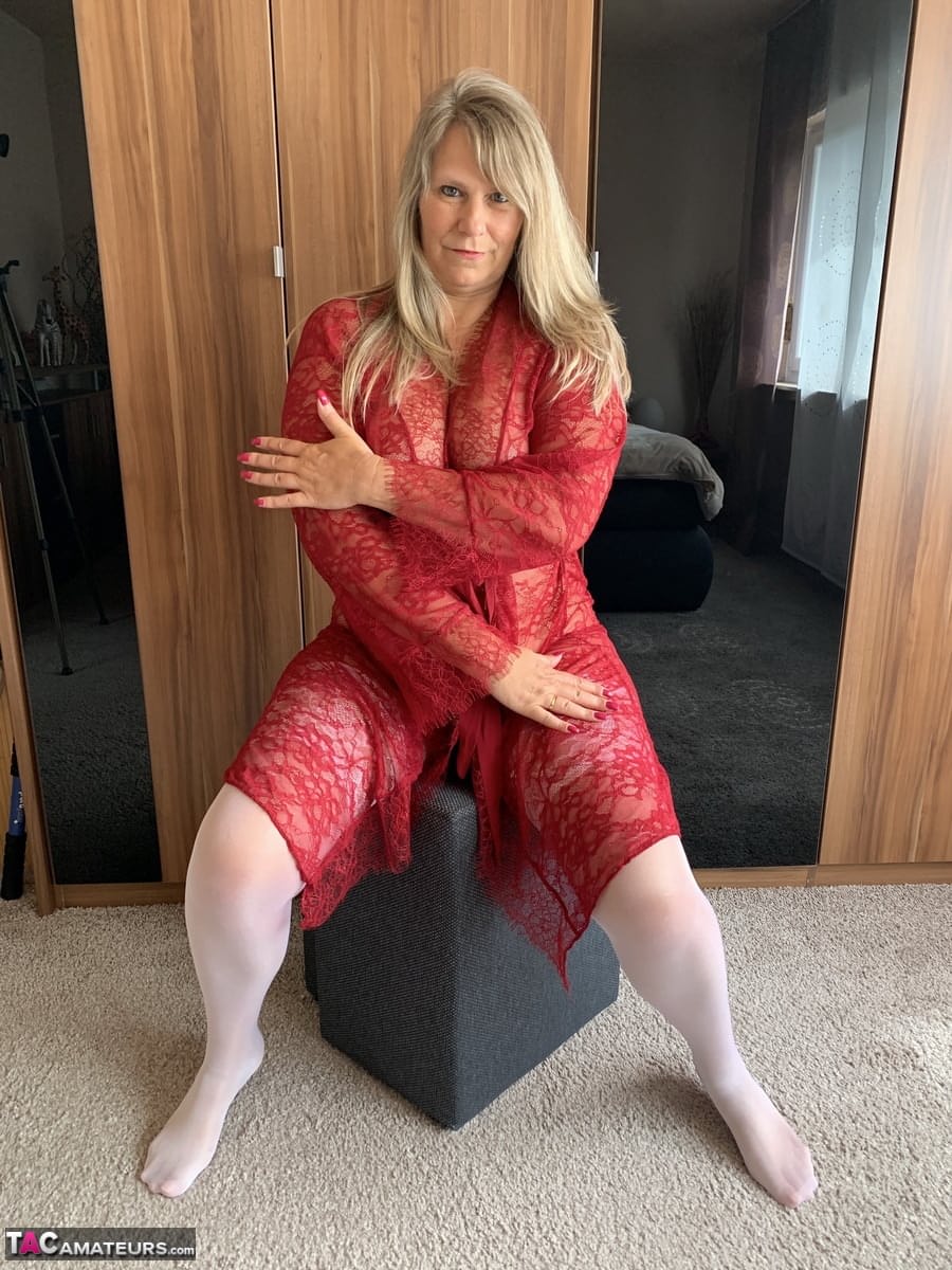 金发熟女业余爱好者 Sweet Susi 脱下睡袍，穿着白色丝袜摆出裸体姿势