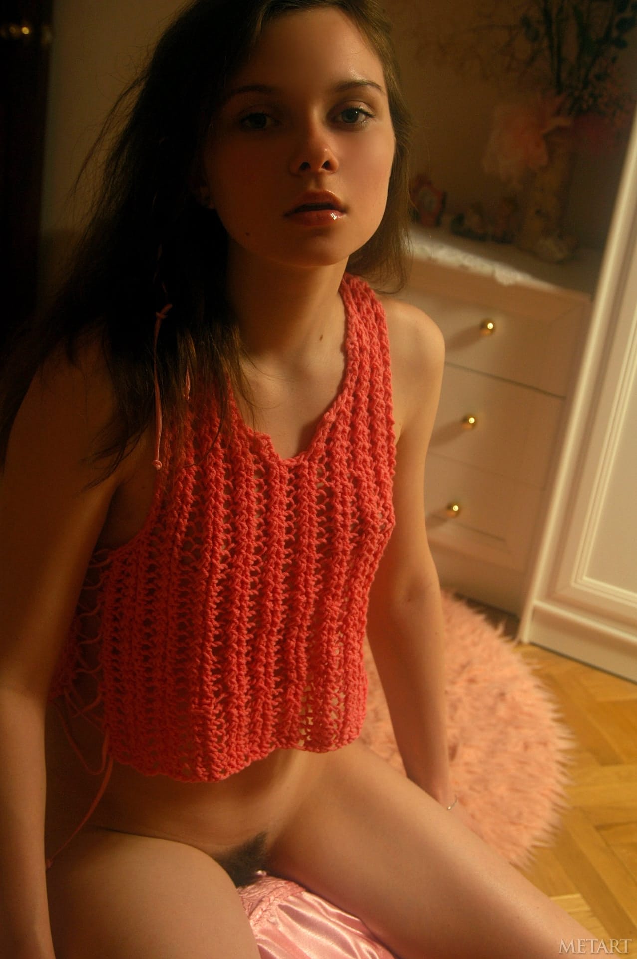 害羞少女 Anna S 展示她的长阴毛和小乳房