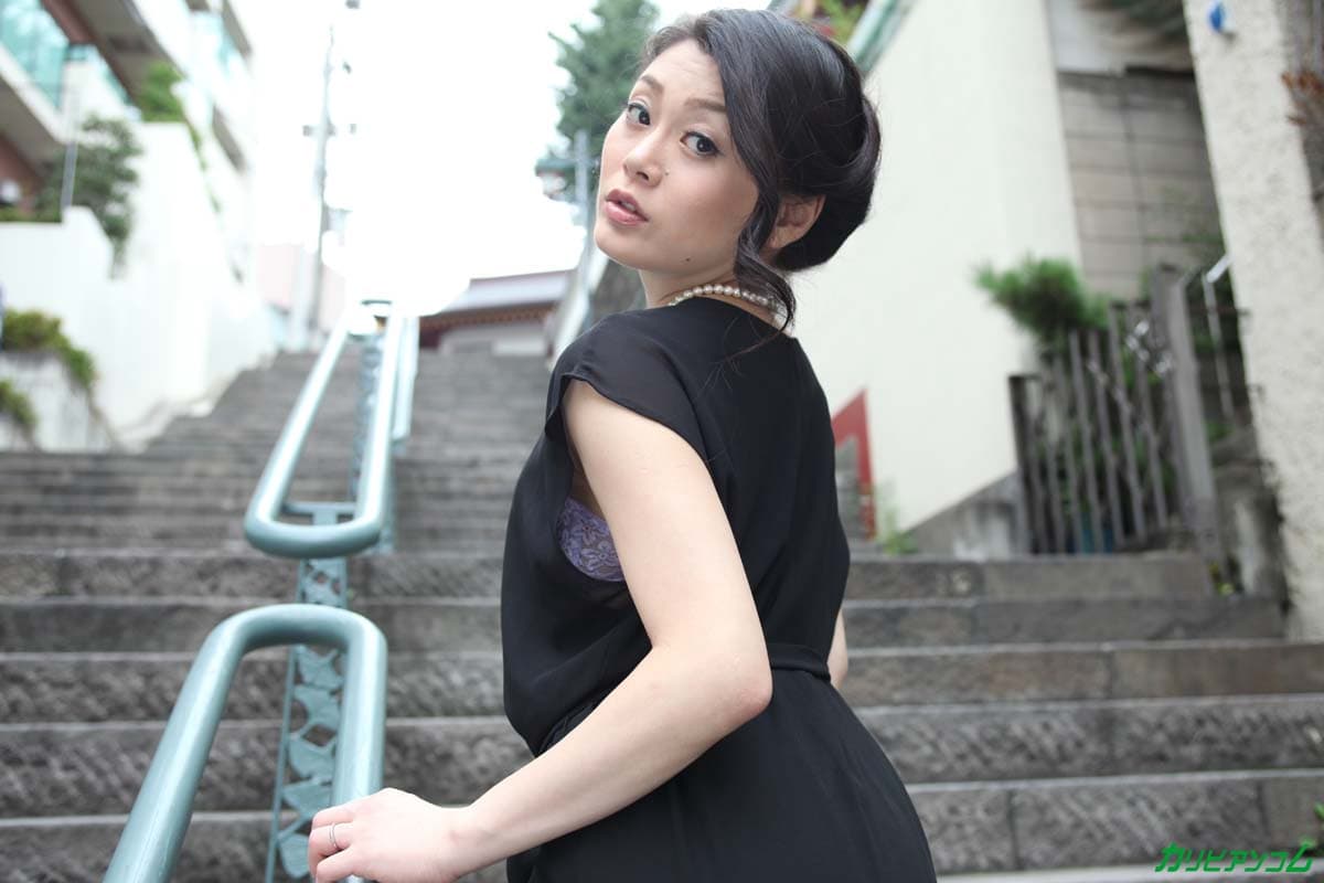 亚洲人妻中岛京子（Kyoko Nakajima）与邻居上床，毛茸茸的阴部被人蹂躏