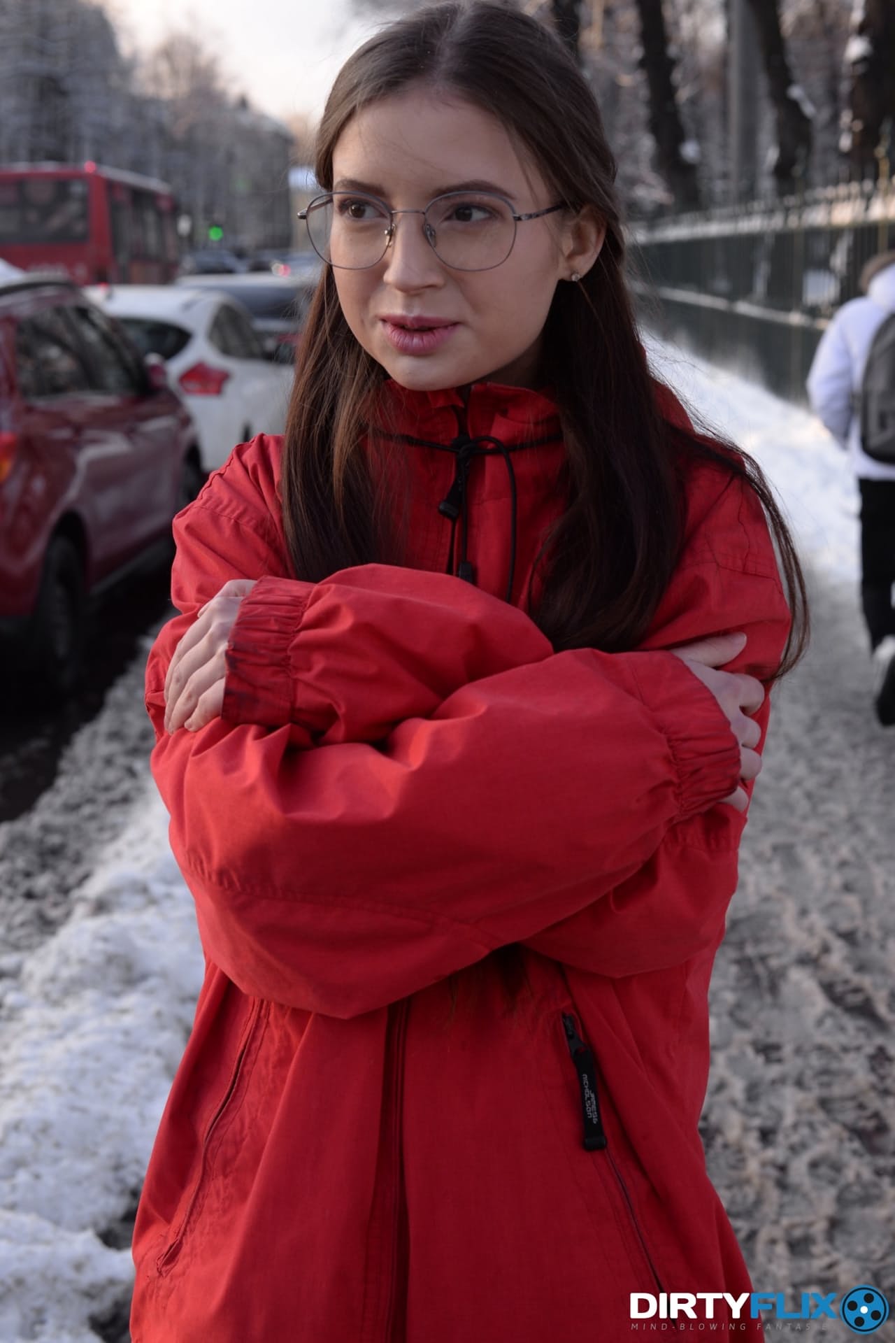 戴眼镜的性感少女塞莱娜脱衣并深深钻进屁眼