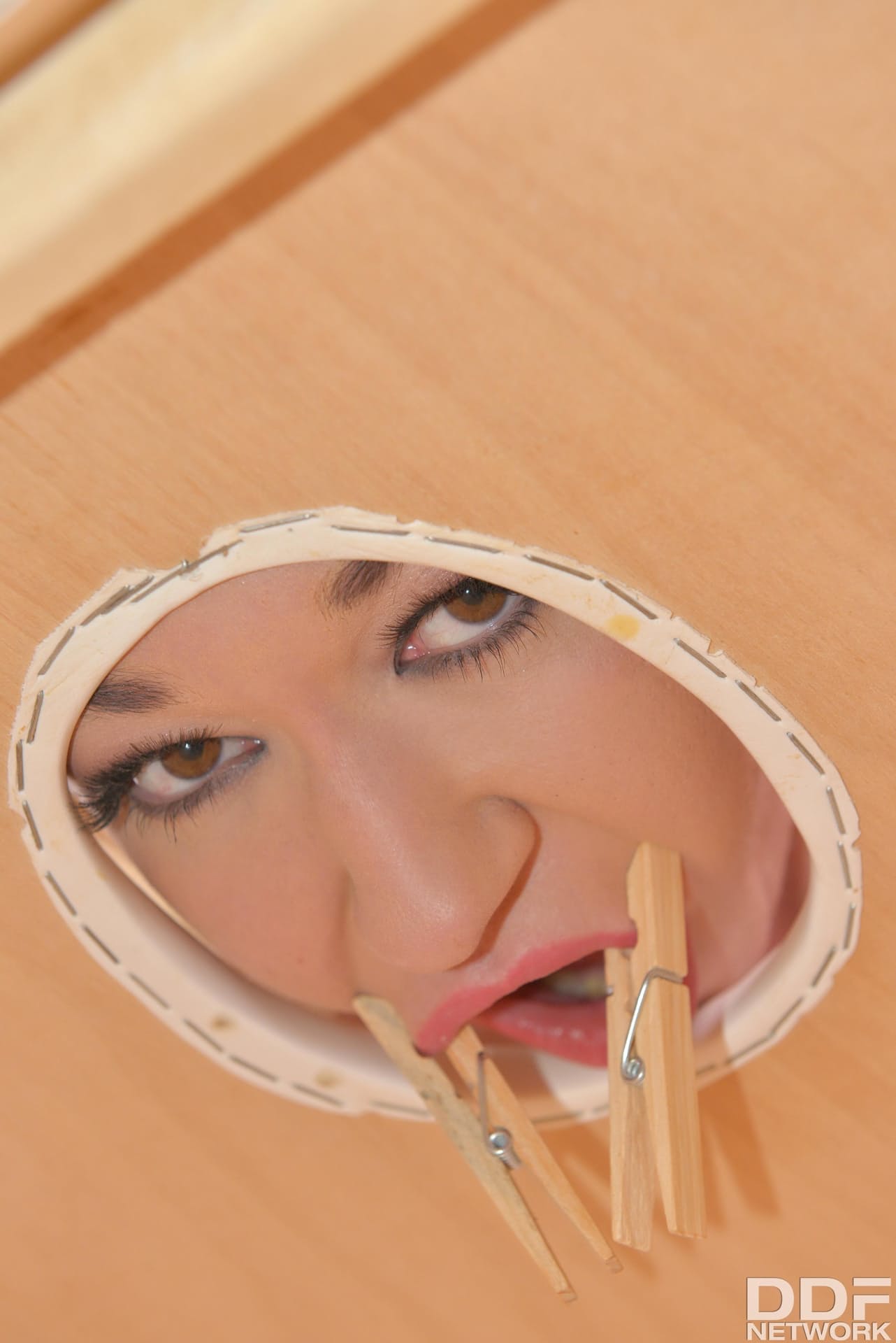 丰满嘴唇的妮基在痛苦的 BDSM 中被强行喂食鸡巴并用带刺的滚筒蹂躏