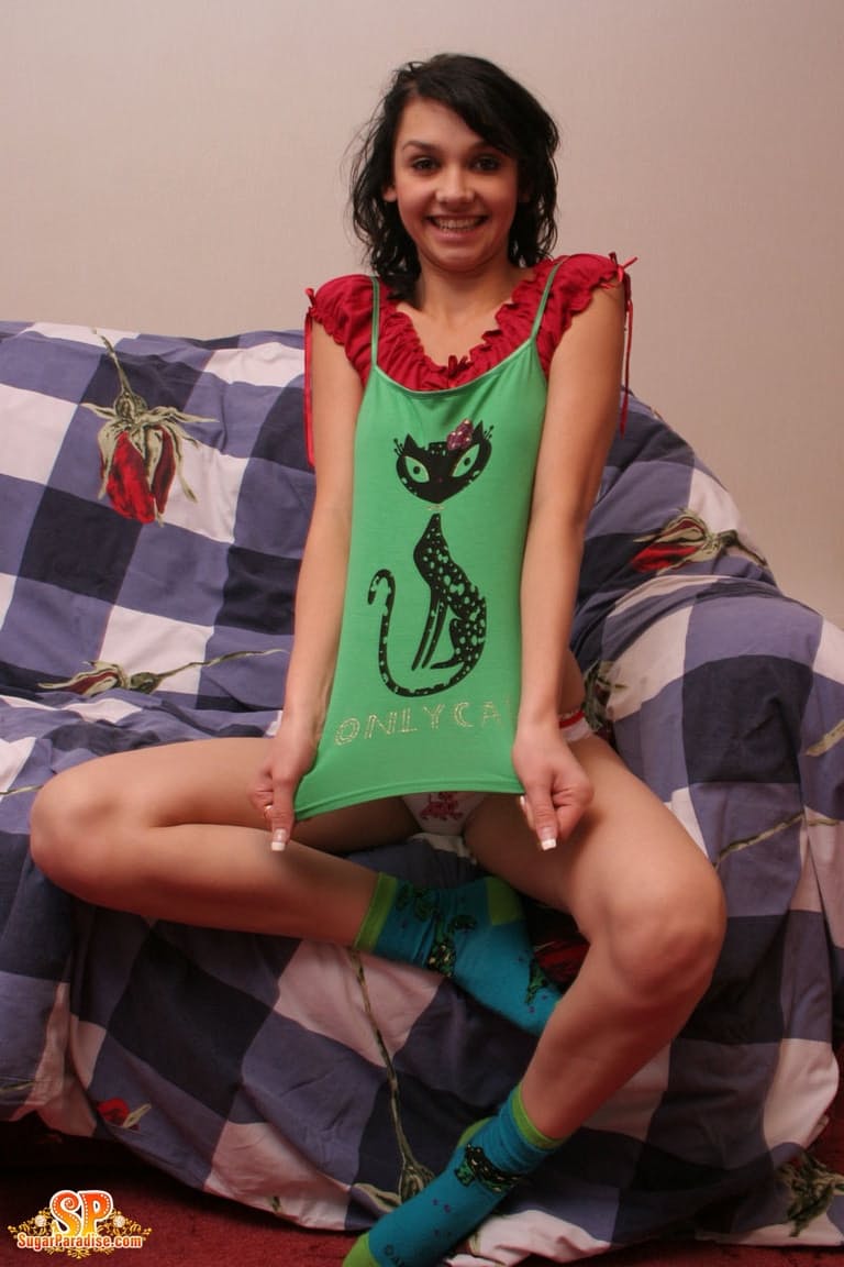 勉强合法的大乳房女孩在脱光衣服后遮住裸露的阴部
