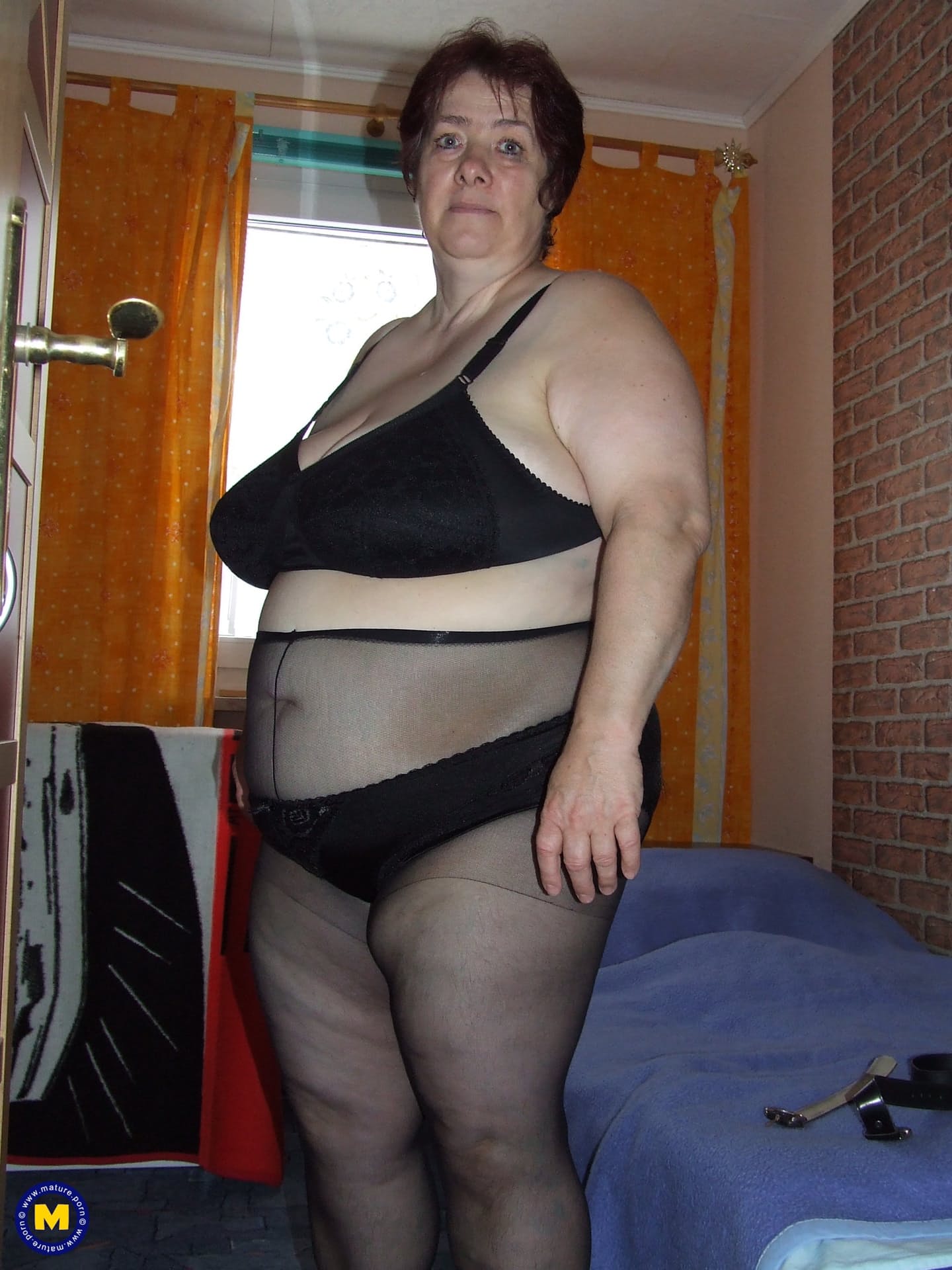 短发 BBW Corinna 在捆绑独舞中展示她的大乳房和阴部