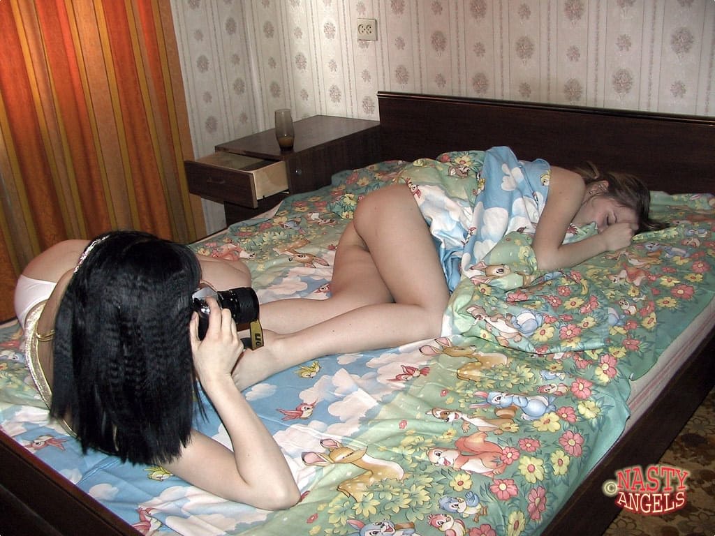 可爱的女孩与微小的奶子阿丽娜和玛丽娜亲吻和姿势赤裸裸的在一起