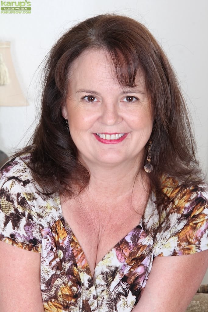 主妇 Felicia McDonald 轻而易举地被说服展示她成熟多毛的阴部