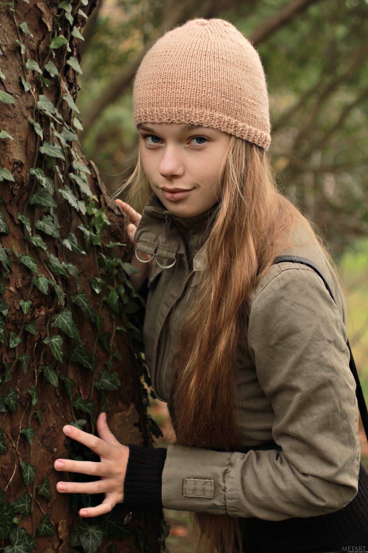 年轻女孩 Milena D 穿着性感内衣在床上展示她毛茸茸的乳房