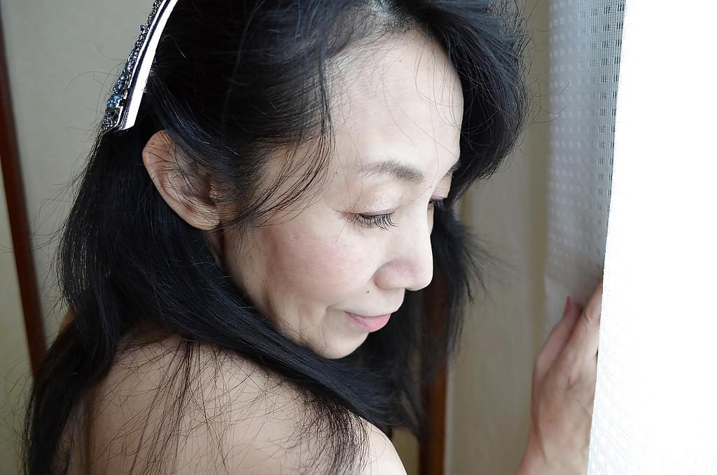 漂亮的自然乳头在宫崎骏，他是一个多毛的成熟