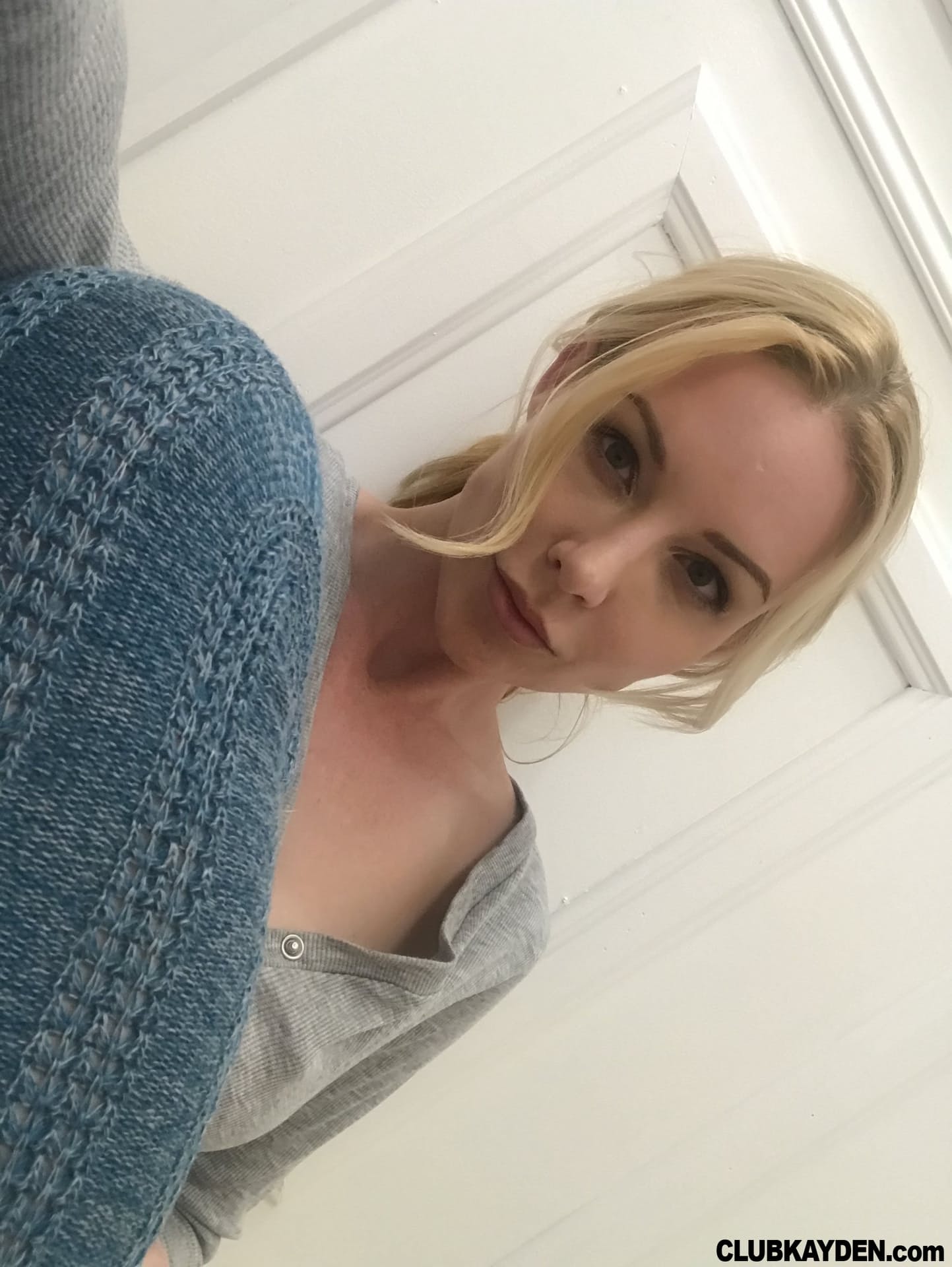 拥有性感美腿的金发美女 Kayden Kross 炫耀她的大奶子和大奶头
