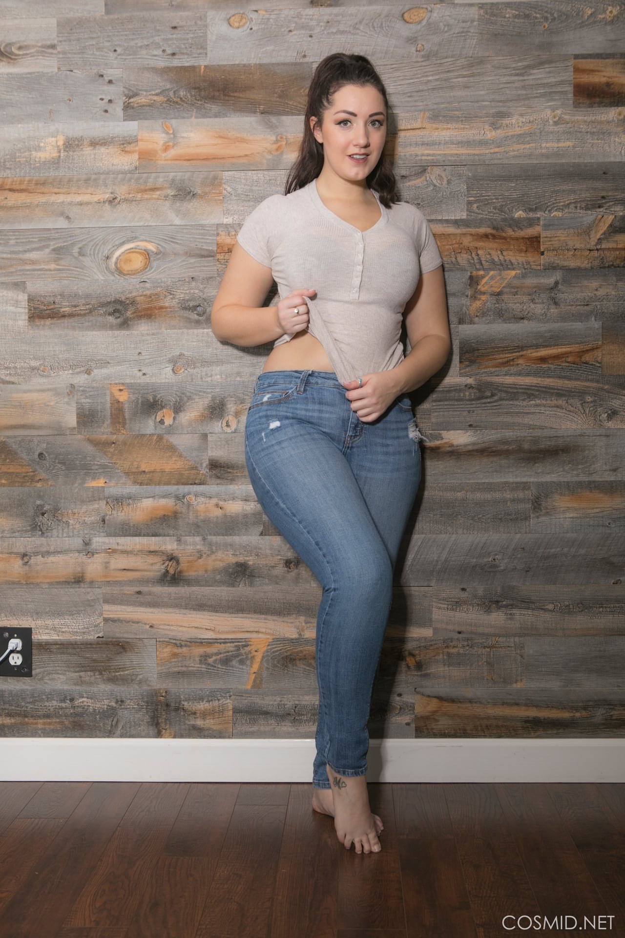 业余的BBW Lexi Lloyd在脱衣时露出了天然的大奶子和肥大的屁股