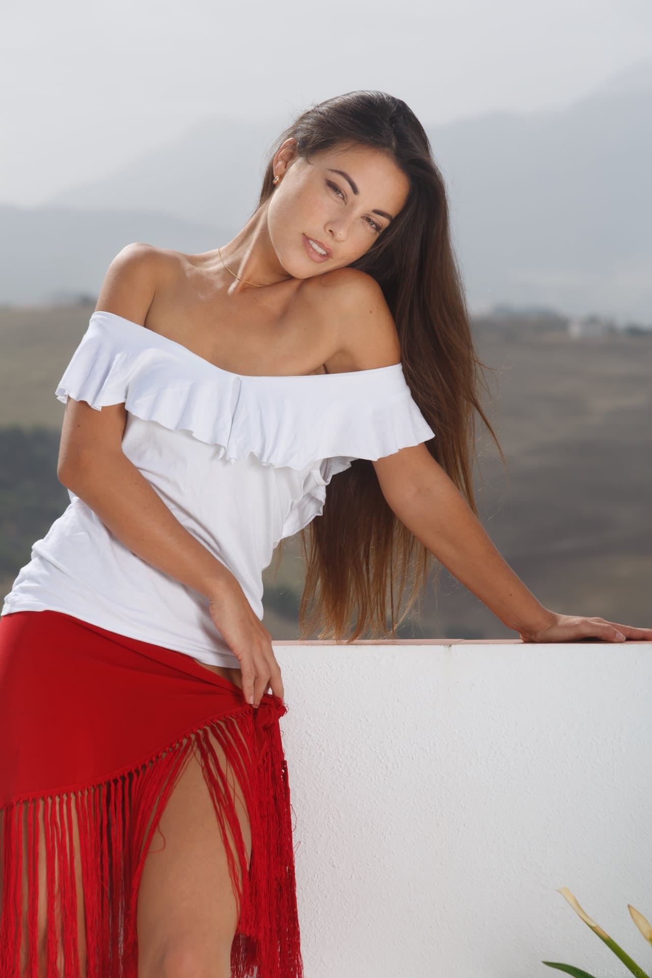 拥有一头乌黑长发的甜美少女 Lorena B 在户外炫耀她修剪整齐的蛤蜊毛
