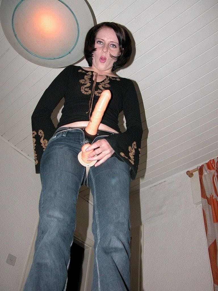 女人海伦*赛克斯在玩她的BDSM性玩具时脱光了衣服