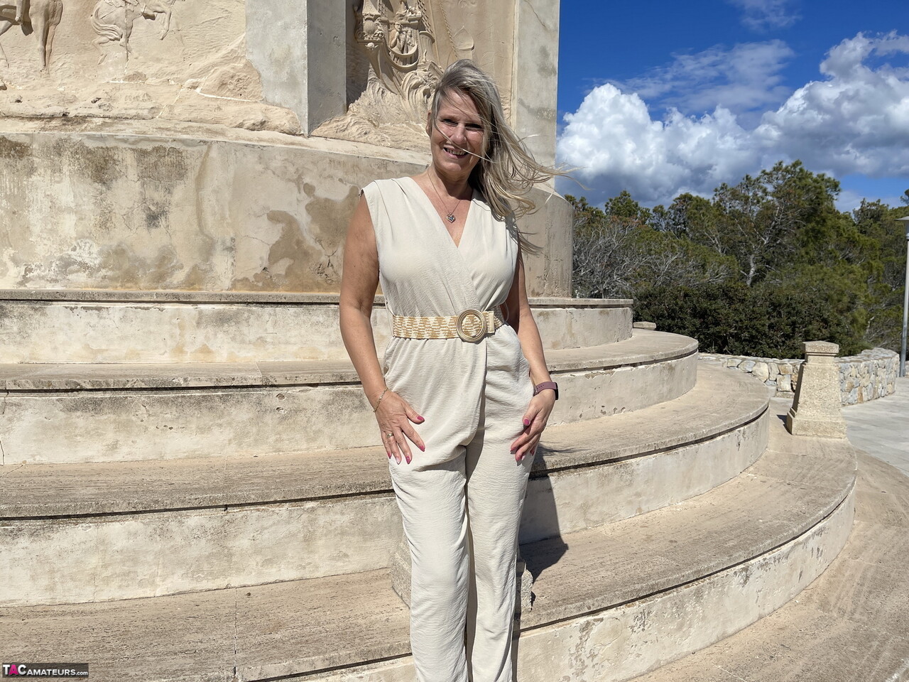 Blonde cougar Sweet Susi hikes in the public before flashing her hot ass