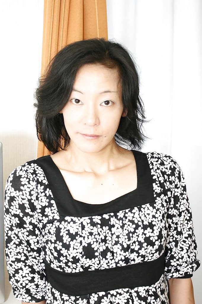 顽皮的亚洲 MILF 佐久间绫脱衣露穴