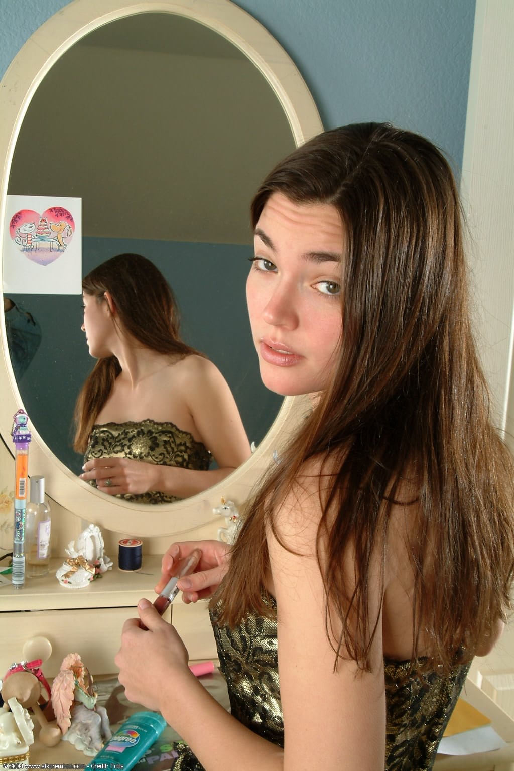美丽的业余选手 Josie 露出她迷人的乳房和毛茸茸的阴部