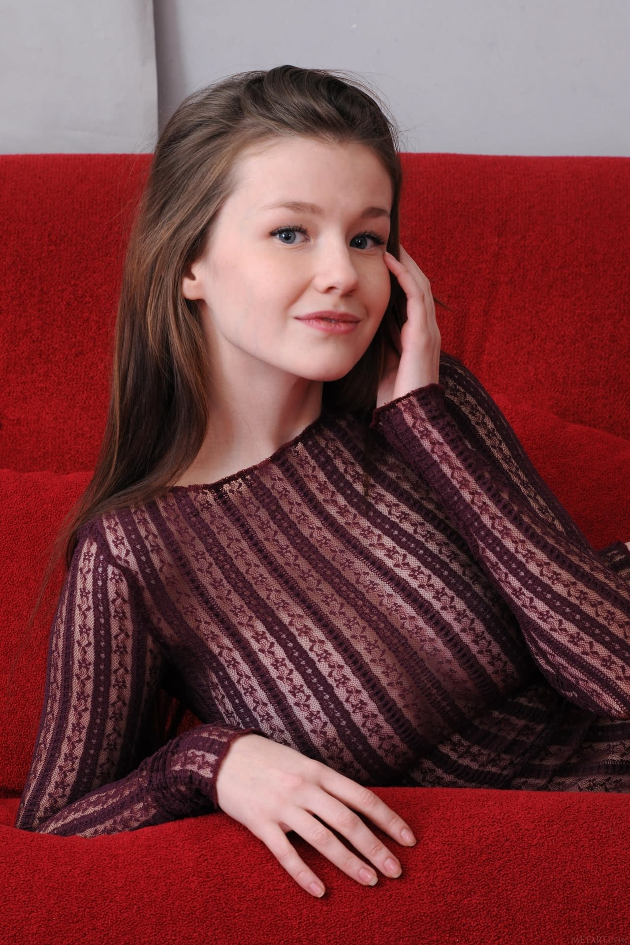 胸部惊人的可爱少女 Emily Bloom 只穿丝袜
