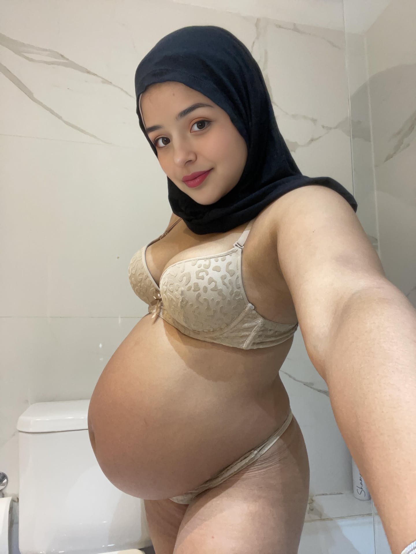 OnlyFans Pregnant Pari Nude Images
